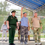 Под крылом парашюта о чем-то поет…